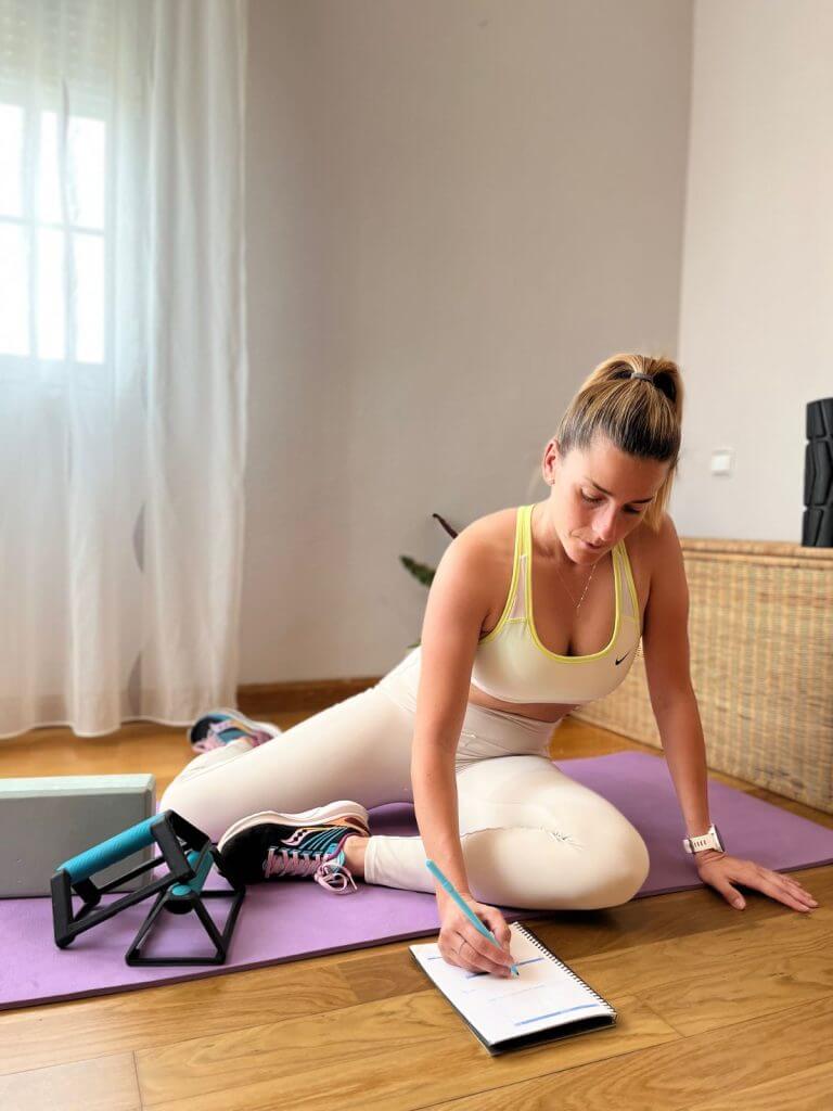 Entrenadora personal tomando notas de sus clases