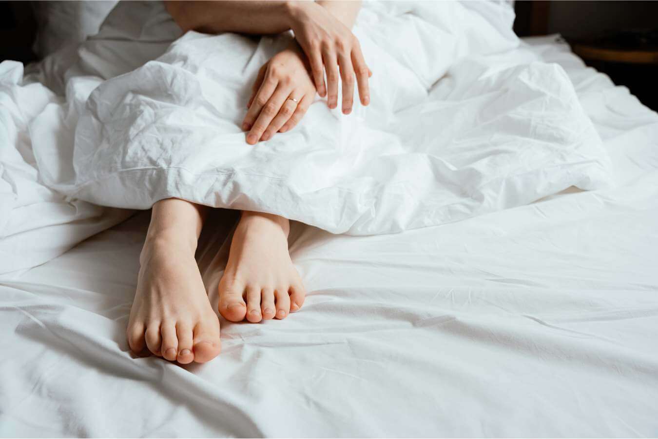 mujer en menopausia conectando con su cuerpo y bienestar